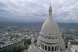Detail der Basilika Sacre-Coeur unter Wolkenhimmel, Montmartre, Paris, Frankreich, Europa
