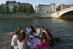 Menschen entspannen sich am Ufer der Seine, Paris, Frankreich, Europa