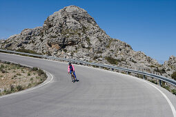 Radfahrer an Krawattenknoten Kurve der Sa Calobra Bergstraße im Serra de Tramuntana Gebirge, Mallorca, Balearen, Spanien, Europa