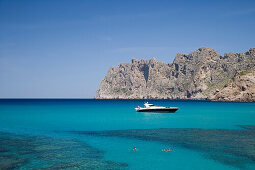 Luxusyacht ankert in Bucht von Cala de Sant Vicenc, Mallorca, Balearen, Spanien, Europa