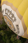 Luftaufnahme von Mallorca Balloons Warsteiner Heißluftballon, nahe Manacor, Mallorca, Balearen, Spanien, Europa