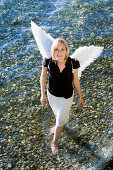 Engel, junge Frau mit Engelsflügeln bei Starnberger See, Bayern, Deutschland