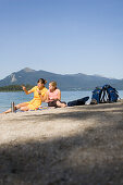 Zwei junge Frauen, Mädchen, machen ein Picknick am Seeufer, Walchensee, Oberbayern, Bayern, Deutschland