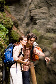 Paar beim Wandern, Mann zeigt Frau etwas, Partnachklamm, Garmisch-Partenkirchen, Bayern, Deutschland