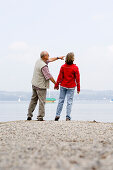 Altes Paar steht am Seeufer des Ammersees, Bayern, Deutschland