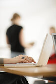 Studenten beim Tippen, Laptop, Universität, Bildung