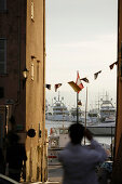 Blick in den Yachthafen aus Nebenstrasse, Uferpromenade, St.Tropez, Côte d´Azur, Provence, Frankreich