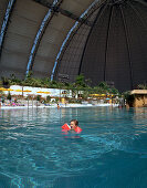 Mädchen im Schwimmbecken, Tropical Island Resort, künstliche Badewelt in Ex- Cargolifterhalle (größte, stützenfreie Halle der Welt 360 x 210 x 107 m ((Länge x Breite x Höhe)), Eiffelturm könnte drin liegen), in Krausnick, nördlich Lübben, Brandenburg, Deu