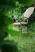 Stuhl steht in Garten, Ruhe, Stille, Möbel