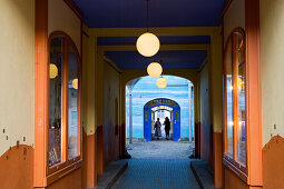 Der Hof der Elemente in der Kunsthofpassage. Der Kunsthof ist zentraler Bestandteil der äusseren Neustadt und verbindet Alaunstraße und Görlitzer Strasse, Dresden, Sachsen, Deutschland, Europa