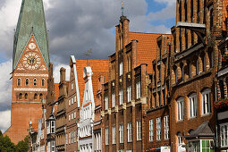 Giebelhäuser und St. Johanniskirche Am Sande unter Wolkenhimmel, Lüneburg, Niedersachsen, Deutschland, Europa