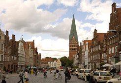 Giebelhäuser und St. Johanniskirche Am Sande unter Wolkenhimmel, Lüneburg, Niedersachsen, Deutschland, Europa