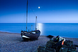 Strand bei Mondschein in Hastings, East Sussex, England, Europe