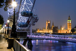 Blick vom Queens Walk auf das Houses of Parliament mit Big Ben und London Eye, Southwark, London, England, Europa
