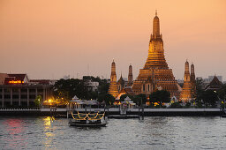 Wat Arun, Tempel der Morgenröte, am westlichen Ufer des Chao Phraya Flusses,Bangkok, Thailand