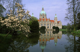 View over lake Maschsee to city hall, Hanover, Lower Saxony, Germany