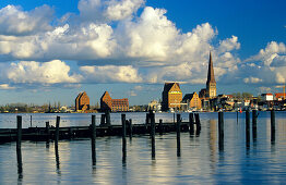 Europa, Deutschland, Mecklenburg-Vorpommern, Rostock, Blick über den Hafen