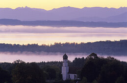 Blick von der Ilkahöhe auf St. Nikolaus Kirche, Tutzing, Bayern, Deutschland