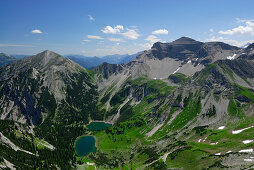 Soiernsee mit Krapfenkarspitze und Soiernspitze von der Schöttelkarspitze, Soierngruppe, Karwendel, Oberbayern, Bayern, Deutschland