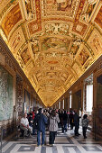 Touristen besichtigen Galerie der Landkarten, Vatikanische Museen, Vatikanstadt, Rom, Italien