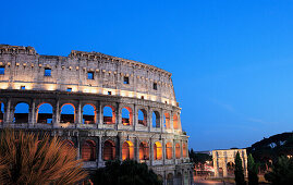 Kolosseum am Abend, Konstantinsbogen im Hintergrund, Rom, Italien