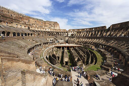 Touristen besichtigen Kolosseum, Rom, Italien