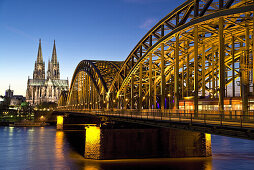 Kölner Dom und Hohenzollernbrücke bei Nacht, Köln, Nordrhein-Westfalen, Deutschland
