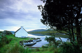 Europe, Great Britain, Ireland, Co. Galway, Connemara, cottage at the coast near Casla