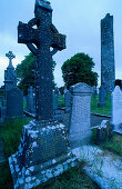 Hochkreuze vor der Klosterruine Monasterboice in der Abenddämmerung, County Louth, Irland, Europa