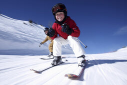 Junge fährt Ski, See, Tirol, Österreich