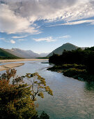 Arawata Fluss und südliche Alpen unter Wolkenhimmel, Westküste, Südinsel, Neuseeland