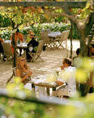 Menschen sitzen auf der Terrasse des Restaurants des Black Barn Weinguts, Havelock North, Hawke´s Bay, Nordinsel, Neuseeland