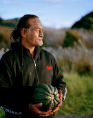 Älterer Maori Mann mit Gesichtstätowierung, Te Araroa, Eastcape, Nordinsel, Neuseeland