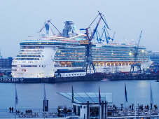 Kreuzfahrtschiff Freedom of the Seas in der Werft, Hansestadt Hamburg, Deutschland