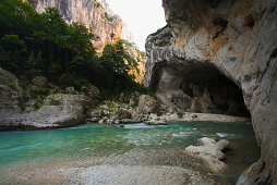 Der Fluss Verdon fliesst durch die Taubenhöhle, Grand Canyon du Verdon, Alpes-de-Haute-Provence, Provence, Frankreich