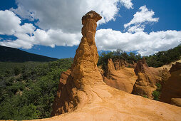 Colorado Provencal, Ockerfelsen unter blauem Himmel, Rustrel, Vaucluse, Provence, Frankreich