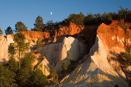 Colorado Provencal, Ockerfelsen unter blauem Himmel, Rustrel, Vaucluse, Provence, Frankreich