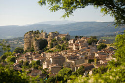 Blick auf das Dorf Saignon im Luberon Gebirge, Mont Ventoux am Horizont, Vaucluse, Provence, Frankreich
