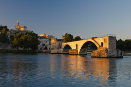 Blick auf die Brücke St. Benezet im Abendlicht, Avignon, Vaucluse, Provence, Frankreich