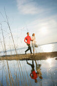 Paar joggt am Starnberger See, Ambach, Bayern, Deutschland