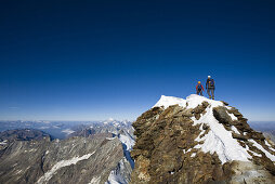Zwei Bergsteiger auf dem Gipfel des Matterhorns, Kanton Wallis, Schweiz