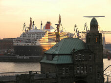 Queen Mary 2 in der Werft, Hamburg, Deutschland