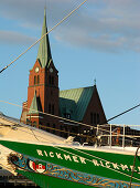 Bug des Museumsschiffs Rickmer Rickmers vor einer Kirche, Hansestadt Hamburg, Deutschland