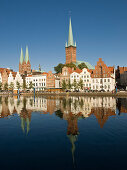 Altstadt an der Trave unter blauem Himmel, Hansestadt Lübeck, Schleswig Holstein, Deutschland