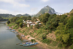 Blick auf das Dorf Nong Kiao am Fluss Nam Ou, Provinz Luang Prabang, Laos