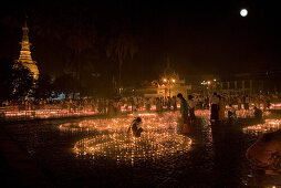 Buddhistische Gläubige zünden bei Vollmond Kerzen an, Gelände der Botataung Pagode bei Nacht, Yangon, Rangun, Myanmar, Burma