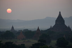Sonnenuntergang über dem Pagodenfeld von Bagan, Myanmar, Burma