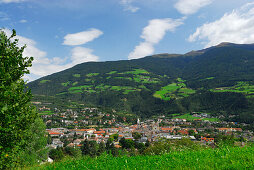 Stadtansicht von oben auf Brixen, Eisacktal, Südtirol, Italien