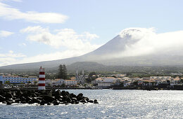 Madalena mit Vulkan Pico, Insel Pico, Azoren, Portugal