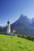 Kirche St. Valentin, Seis, Schlern im Hintergrund, Dolomiten, Südtirol, Italien